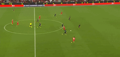 汪涵陪儿子参加马术比赛，嚼槟榔一脸享受，与老婆交替带娃引热议