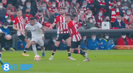 阿贾克斯官方：将彻查燃放烟花的肇事者，并采取适当措施